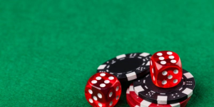 Bảng so sánh các mẹo và chiến thuật chơi xí ngầu dễ thắng tại DEBET